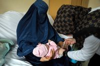 Ett barn i Afghanistan vaccineras mot mässling. Arkivbild.