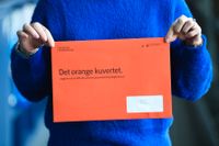Ett orange kuvert från pensionsmyndigheten med information om pension och underlag för beräkning av pensionsrätter. Arkivbild.