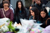 En grupp kvinnor hedrar offren i Toronto.