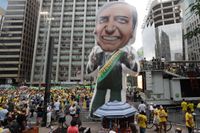 Bolsonaro-anhängare med en stor uppblåsbar docka av presidentkandidaten. Arkivbild.