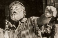 Ernest Hemingway på Plaza del Castillo under San Fermin-festivalen i Pamplona 1959.