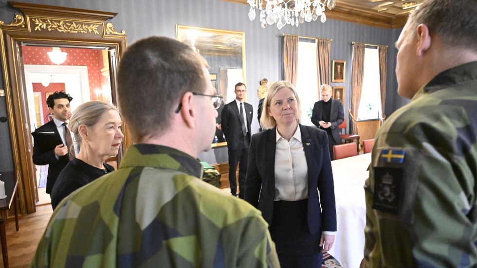 Statsminister Magdalena Andersson (S) i samspråk med Skånes landshövding Anneli Hulthén och personal från P7 Revingehed under ett besök i Malmö.