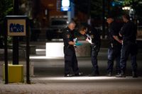 Polisens tekniker undersöker platsen där en kraftig detonation inträffade i ett bostadsområde i Möllevången i Malmö på söndagskvällen.
