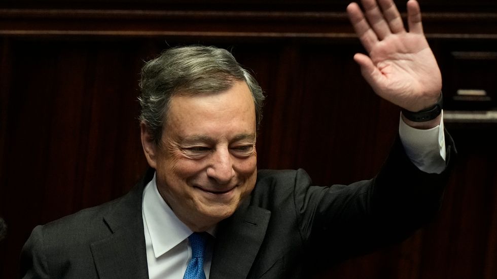 Italienska räntor pressas uppåt och Milanobörsen faller sedan premiärminister Mario Draghi lämnat in sin avskedsansökan.
