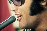 Tecknet för ”Elvis Presley” är det samma som det för ”Tumba” i svenskt teckenspråk.
