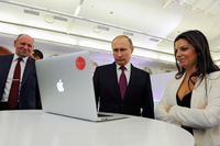 Russia Today-chefen Margarita Simonyan visade runt president Vladimir Putin i tv-huset i Moskva i december.