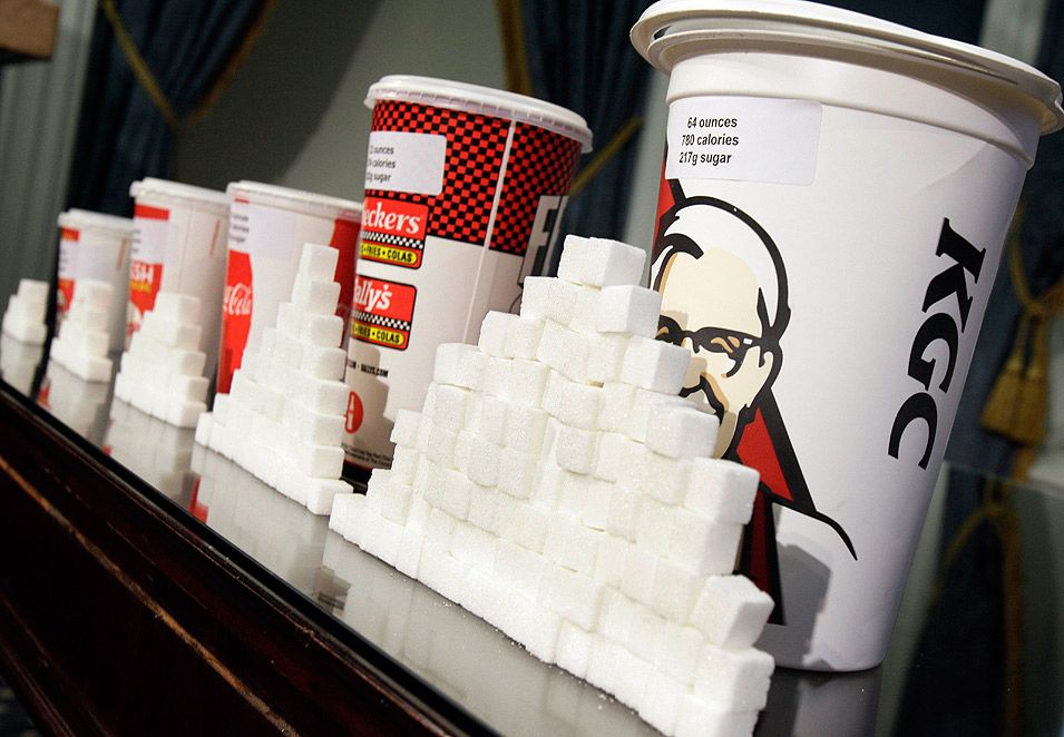 Vid en presskonferens visade borgmästaren i New York upp hur mycket socker varje mugg med läsk innehåller.