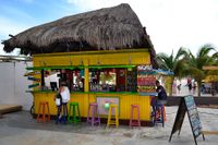 Färgglad bar vid stranden på Playa del Carmen.