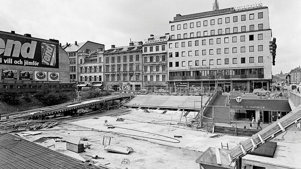 Sergels Torg under byggnad 1967 – vy mot sydväst. Till vänster brandgavlar med reklam där Kulturhuset kommer att stå. I mitten syns Drottninggatan 35–39. Till höger: Klarabergsgatan.