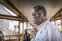 Denis Mukwege, grundare av Panzisjukhuset i Bukavu i DR Kongo, tilldelas fredspriset under måndagen.