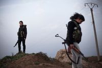 Kvinnliga medlemmar av kurdiska YPG, Folkets försvarsenheter, håller vakt vid staden Qamishli i Syrien.