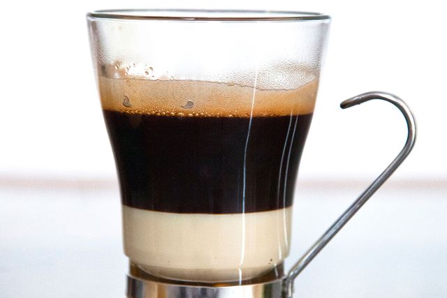Spanskt kaffe där kaffet och mjölken delar sig i två lager.