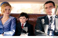 Paret Katherine (Julia Stiles) och Robert Thorn (Liev Schreiber) får barnet Damien (Seamus Davey-Fitzpatrick), som visar sig vara djävulen själv.