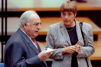 Angela Merkel är uppvuxen i Östtyskland och har en doktorsexamen i fysik. Efter murens fall engagerade hon sig i den nya östtyska demokratirörelsen och vid Tysklands återförening 1990 blev Merkel ledamot av Förbundsdagen i Helmut Kohls regering.