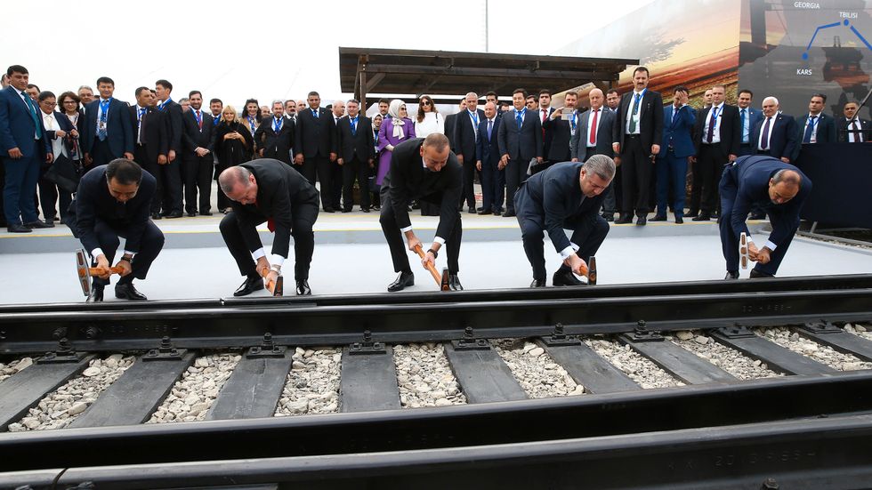 Turkiske presidenten Recep Tayyip Erdogan (andra från vänster) azeriske Ilham Aliyev (mitten) och Georgiens premiärminister Giorgi Kvirikasjvili (andra till höger) inviger bygget av den nya järnvägen.