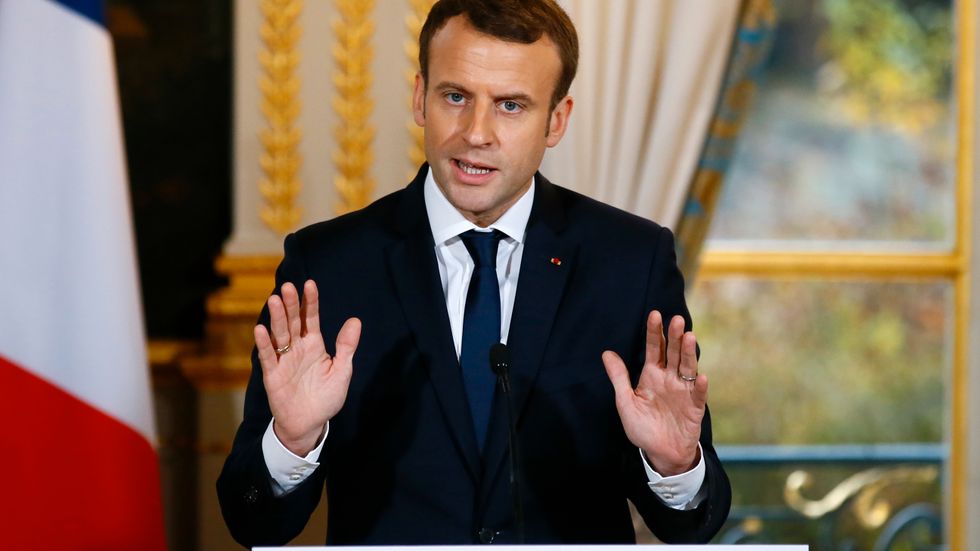 President Macron ändrar perspektiv