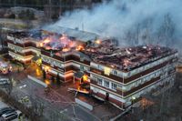 En kraftig brand bröt vid 02-tiden under natten till onsdag ut i ett vandrarhem i Södertälje.