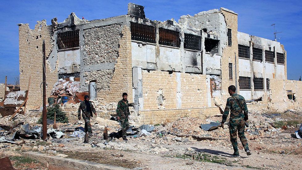 Syriska armésoldater inne på en flygbas öster om Aleppo den 11 november. Flygbasen Kweira återtogs från Islamiska Staten som haft kontroll över basen sedan 2013.