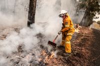 En brandman arbetar nära Burrill Lake, Australien.