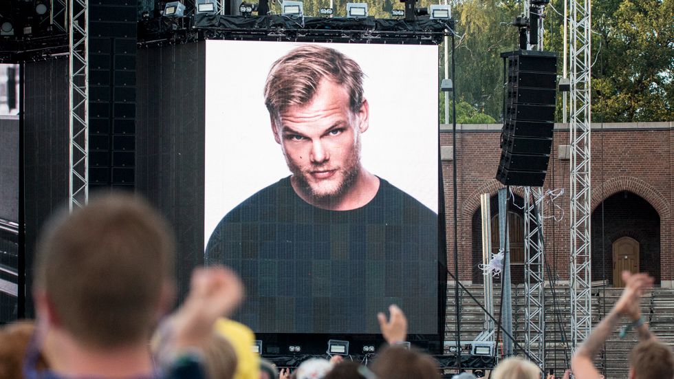 I veckan hålls en hyllningskonsert till Tim Bergling, känd som Avicii. Bilden är tagen på Summerburst 2018, då en tyst minut hölls för Bergling. Dagens debattörer vill se en förstärkt nationell strategi för att minska självmorden i Sverige.