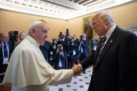 Påven Franciskus skakar hand med Donald Trump. 