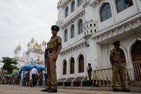Polis i Sri Lanka står vakt vid en moské under fredagsbönen. Arkivbild.