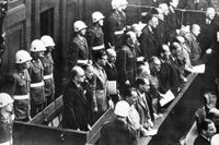 Nürnbergrättegången som hölls mellan den 20 november 1945 och den 1 oktober 1946 där de huvudanklagade ur nazistregimen ställdes inför rätta och fälldes för sina krigsförbrytelser. Bilden visar bland andra fr v på 1:a raden: Herman Göring, Rudolf Hess, Joachim von Ribbentrop, Wilhelm Keitel, Ernst Kaltenbrunner och Alfred Rosenberg.