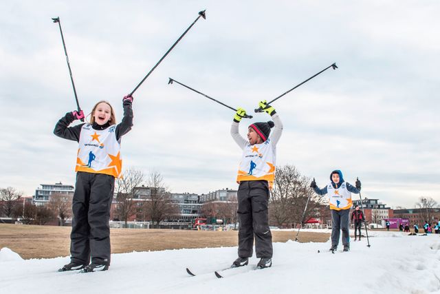  Idil, Kalesh och Michelle tycker alla att det är roligt att åka skidor. De ser fram emot att åka till fjällen med skolan när de är lite äldre.