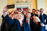 Statsminister Erna Solberg tar en selfie med sin nya regering.
