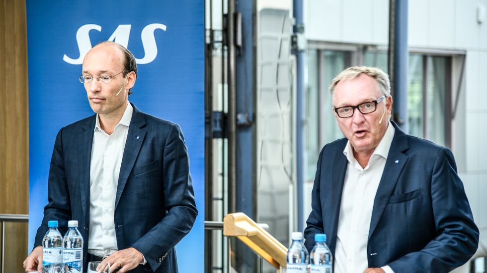 Anko van der Werff, vd och koncernchef för SAS, och Carsten Dilling styrelseordförande i SAS vid tisdagens presskonferens där man meddelar att SAS ansöker om konkursskydd i USA.