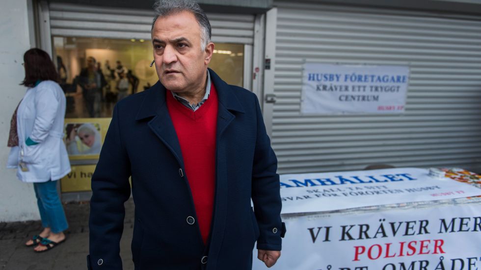 Salam Kurda är butiksägare och ordförande i Husby företagarförening. I torsdags höll Husby företagarförening en protestaktion där de stängde sina butiker i protest mot utvecklingen. Bland annat kräver man fler poliser i området.