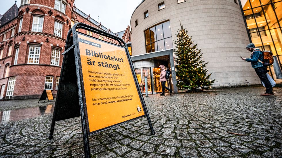 En skylt utanför Malmö stadsbibliotek, snart ett minne blott, enligt regeringen. Arkivbild.