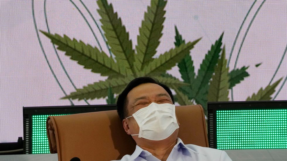Thailands folkhälsominister Anutin Charnvirakul under en pressträff efter att ha skrivit under dokumentet som tagit bort marijuana från Thailands lista över kontrollerade läkemedel.