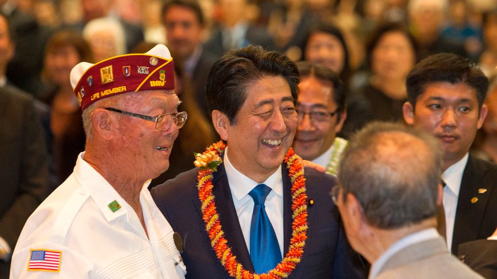 Japans premiärminister Shinzo Abe under en middag i Honolulu, inför besöket i Pearl Harbor.