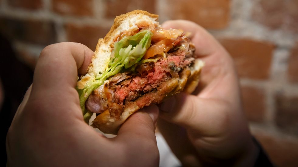 Livsmedelsverket ska inspektera hur väl restauranger och köttproducenter hanterar hamburgare som inte ska ätas genomstekta. Arkivbild.