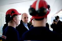 Statsminister Reinfeldt besöker ett lärlingsprojekt i Borås.
I debatten om den höga svenska arbetslösheten tas det tyska lärlingssystemet upp som ett gott exempel, skriver Ralph-Georg Tischer, vd för Tysk-Svenska Handelskammaren.