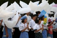 Skolbarn släpper duvformade balonger på 70-årsdagen för atombomben som släpptes över Nagasaki.