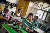 Unga killar får lära sig skräddaryrket inne på läro- och rehabiliteringscentret Bal Ashram som drivs av fredspristagaren Kailash Satyarthi.