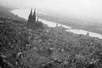 Köln blev till stora delar förstört av de allierade styrkornas bombningar under andra världskriget. Bilden är tagen från luften den 12 mars 1945.