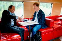 Regeringen vill ha bättre tågregler i EU. Här intervjuas statsminister Stefan Löfven (S) av TT:s Lasse Larsson på ett tåg mellan Göteborg och Stockholm.