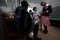 En patient pratar med vårdpersonal via tolk i Lesotho, ett av de länder med högst andel hiv-smittade i världen. Arkivbild.