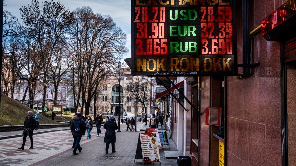 Ukrainakrisen kan leda till stigande inflation och fallande BNP varnar tunga ekonomer. Bild från huvudstaden Kiev.