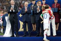 Luka Modric fick pris och kramades om av Kroatiens president Kolinda Grabar-Kitarovic.