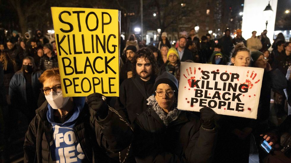 Runt om i USA, som här i Washington Square Park, hölls under lördagen protester mot dödsmisshandeln av Tyre Nichols.