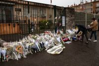 Blommor utanför polisen i Carcassonne, där fyra personer dödades i fredags i ett terrordåd.
