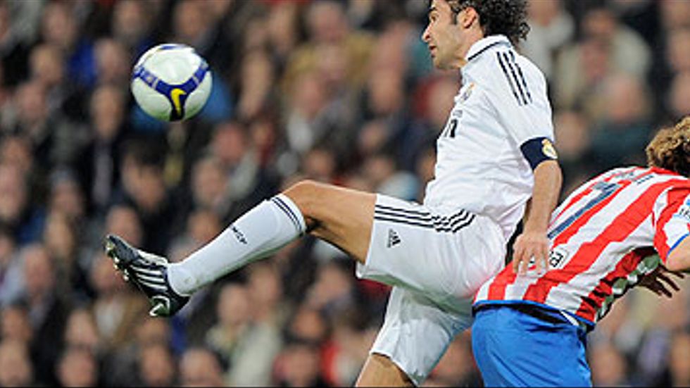 Real Madrids Raul och Diego Forlan i Atletico i närkamp.