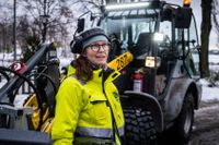 Ulrika Sallinen Lind arbetar som trädgårdsmästare men har de senaste dagarna fått köra plogbil.