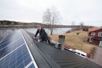 Joakim Eriksson gör sin egen energi med solceller. På ladan bredvid sitt hus har han 35 kvadratmeter solceller som ger ca 50 procent av hans familjs årsbehov av el.