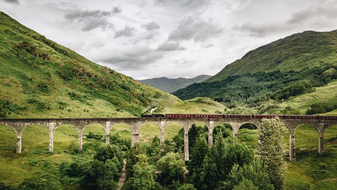 Världsberömda järnvägsviadukten Glenfinnan Viaduct.