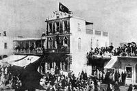 Den ottomanska flaggan vajar i Benghazi på ett foto från 1896.
